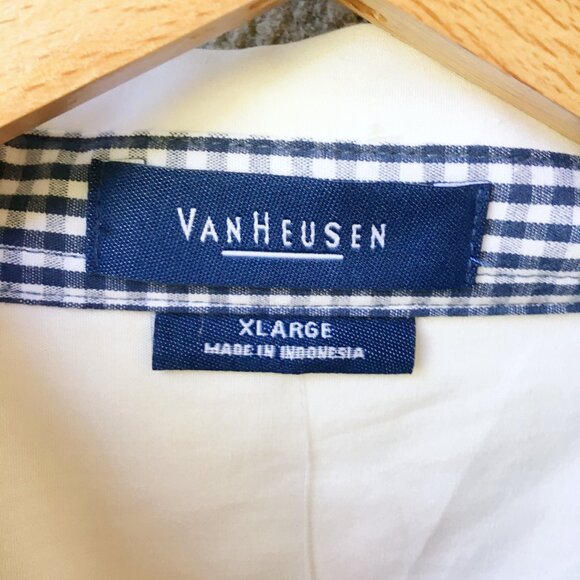 Van Heusen Crisp White Button Down - NWT - Small Flaw - Picture 4 of 7